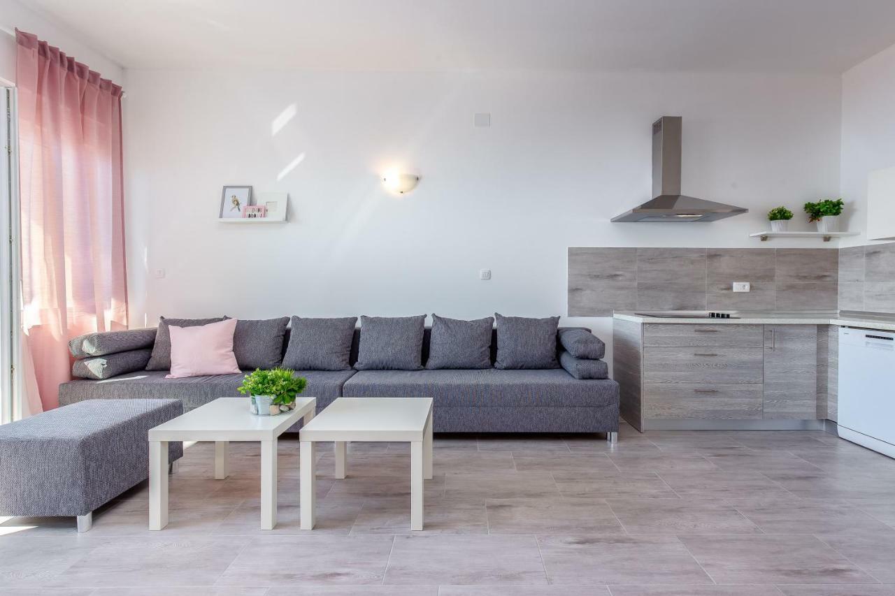Veronique Apartma *
